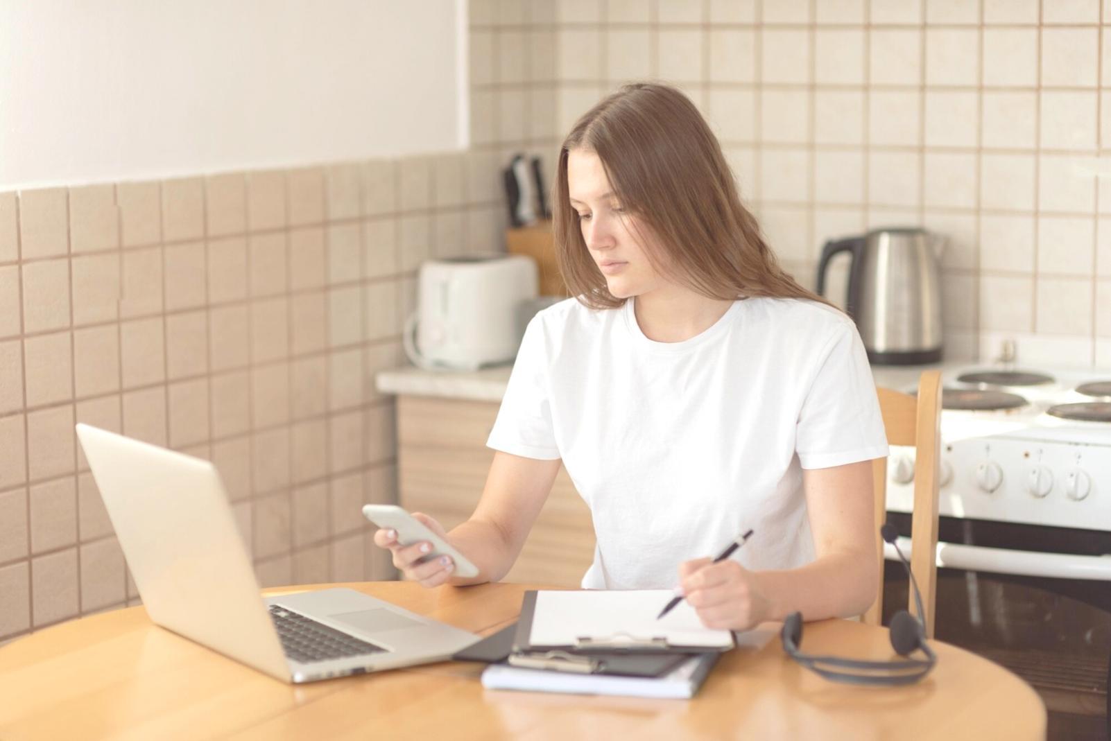 Étudiant analysant des documents financiers